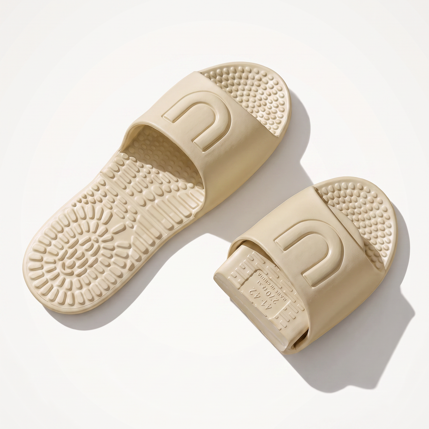 Pocket Slippers in khaki, open / Chaussons Pocket kaki, dépliés / Pocket Slippers in Khaki, offen