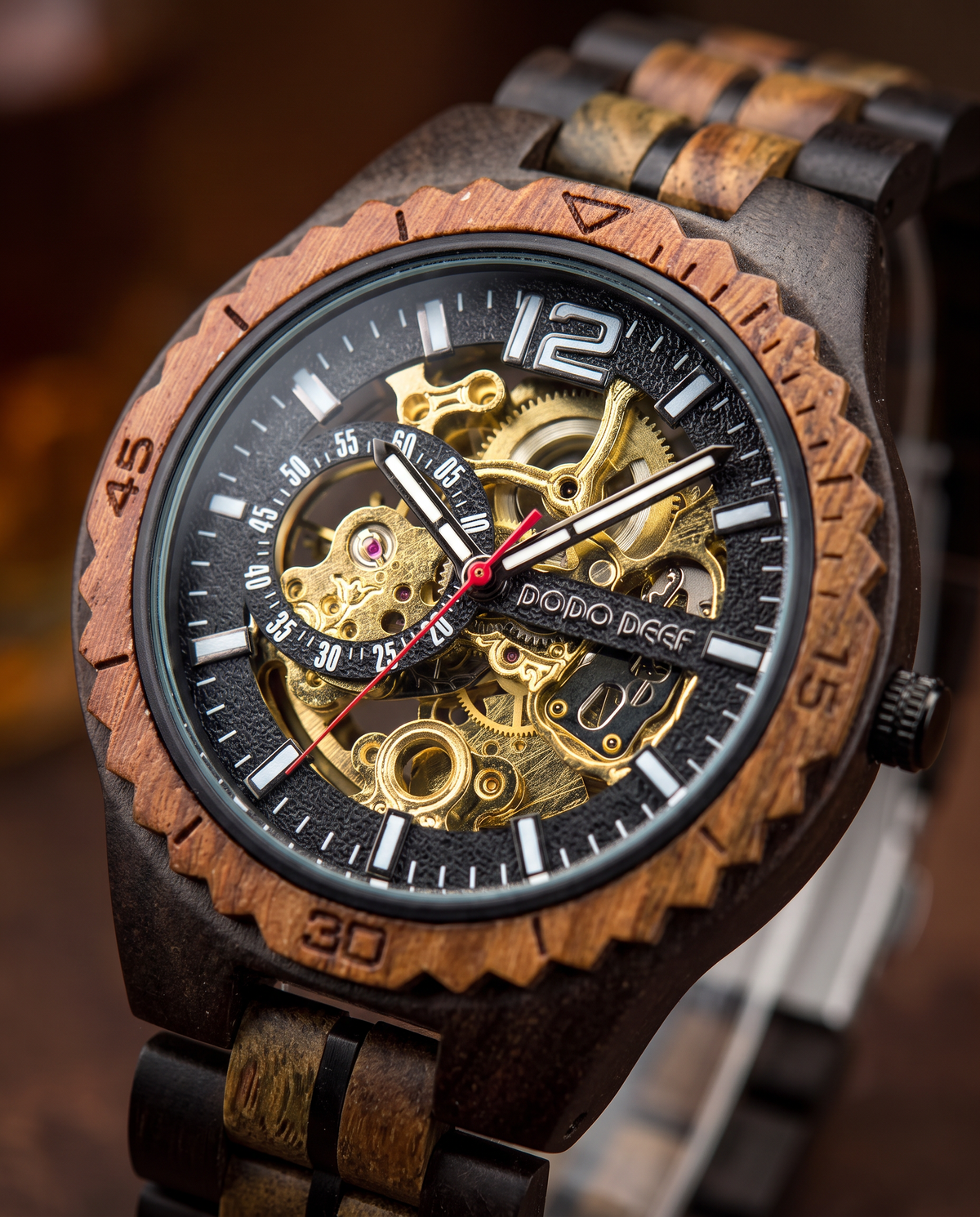 Green Sandalwood wooden watch, wood grain and dial detail