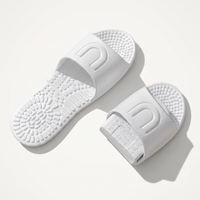 Pocket Slippers in white, open / Chaussons Pocket blancs, dépliés / Pocket Slippers in Weiß, offen